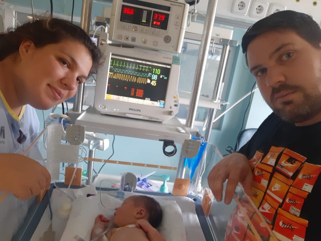 Daniela, en la UCI de neonatos, los primeros días de vida.