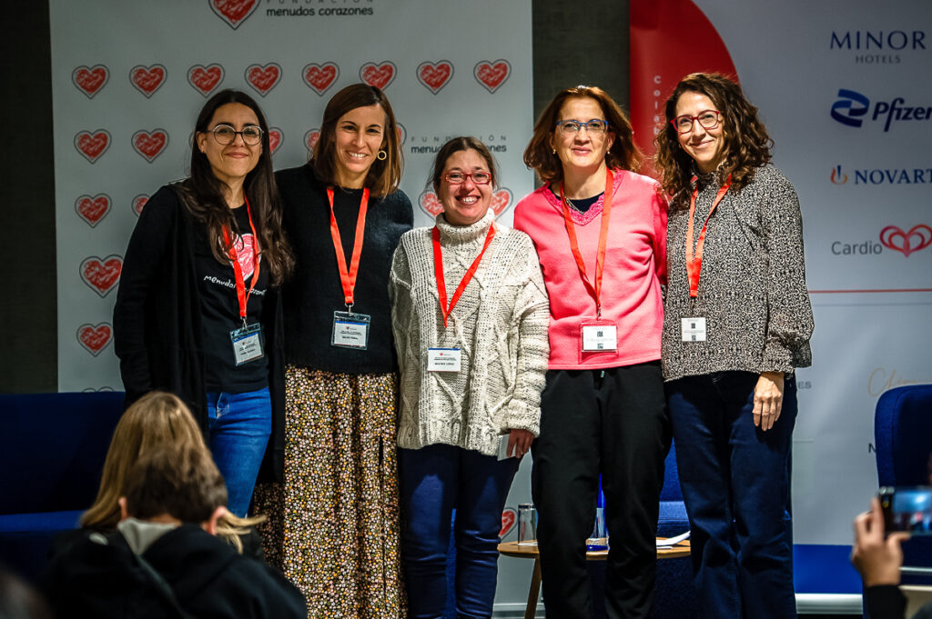 Moderadora y ponentes conversaron sobre cómo afrontar la consulta de cardiología a lo largo de la vida.