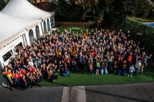 Foto de grupo de muchos de los participantes en la XXII Jornada sobre Cardiopatías Congénitas de Menudos Corazones.