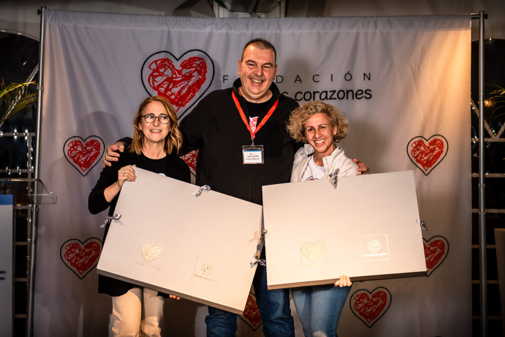 Ganadoras de los Premios al Voluntariado 2025 de Menudos Corazones y Juan María Orbegozo, presidente del patronato de la Fundación.