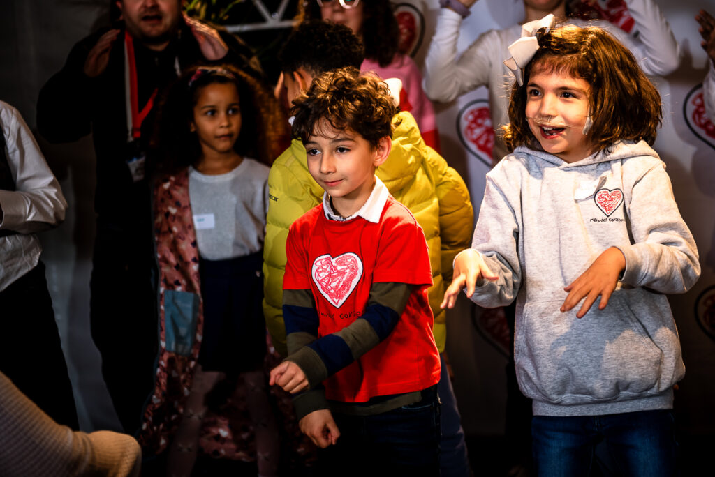 Niños y niñas bailando y cantando para despedir la XXII Jornada sobre Cardiopatías Congénitas de Menudos Corazones.