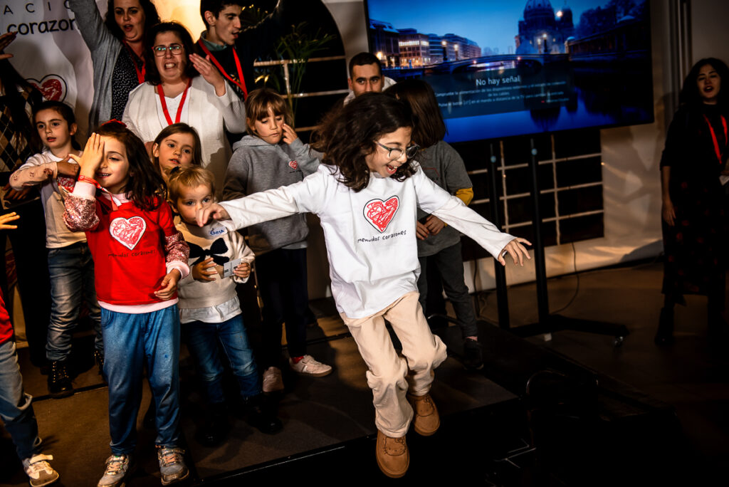 Niños, niñas y jóvenes bailando y cantando para despedir la XXII Jornada sobre Cardiopatías Congénitas de Menudos Corazones.