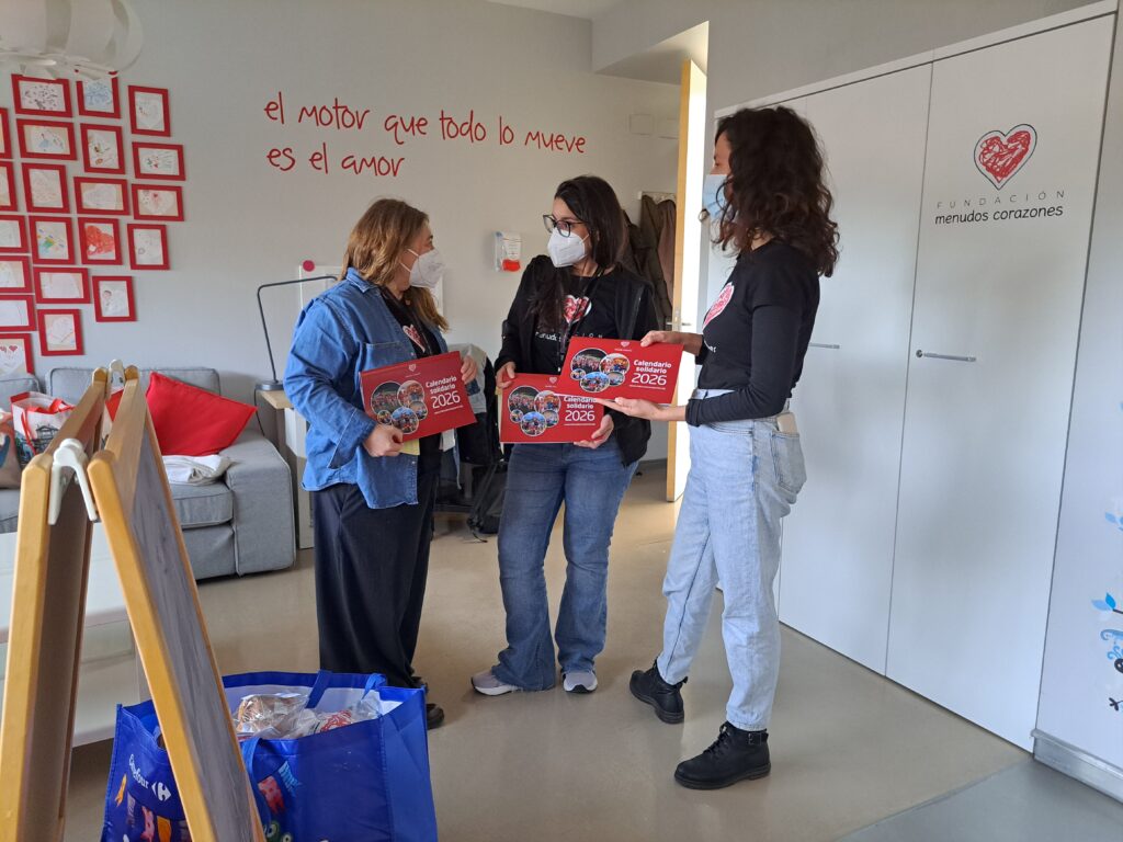 Repartimos nuestros calendarios solidarios en el hospital.