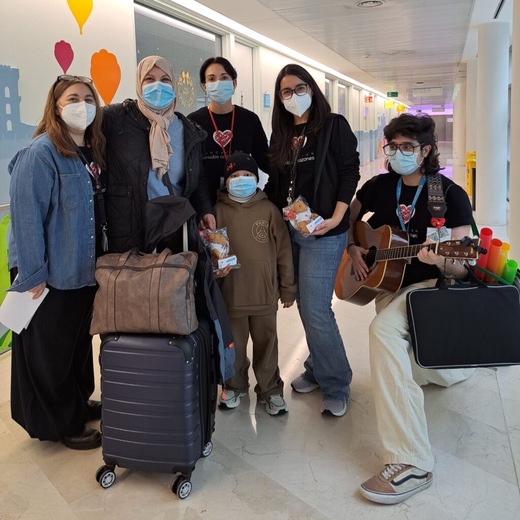 Menudos Corazones entrega regalos en el hospital con motivo de las fiestas navideñas.