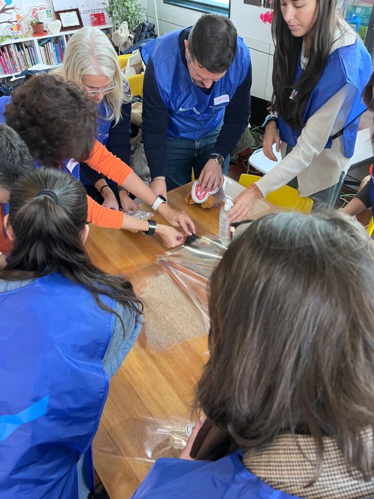 Los voluntarios y voluntarias de BBVA envolvieron los regalos para el hospital