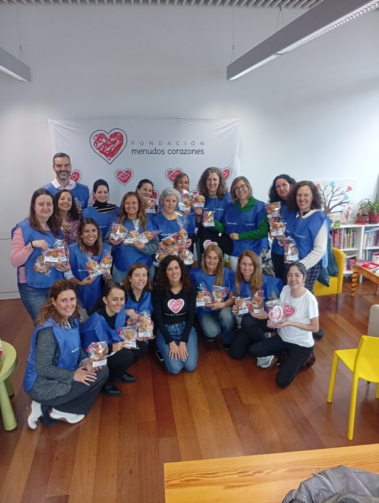 Voluntariado corporativo para envolver los regalos del hospital.